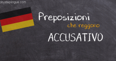 Preposizioni che reggono accusativo title
